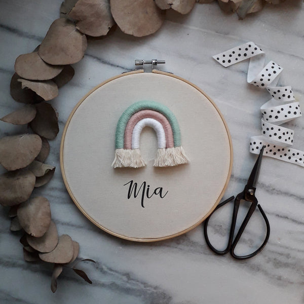 Stickrahmen mit Regenbogen und Namen