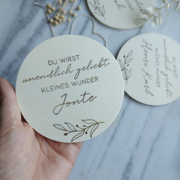 Holzscheibe mit Spruch, Namen und Zweig